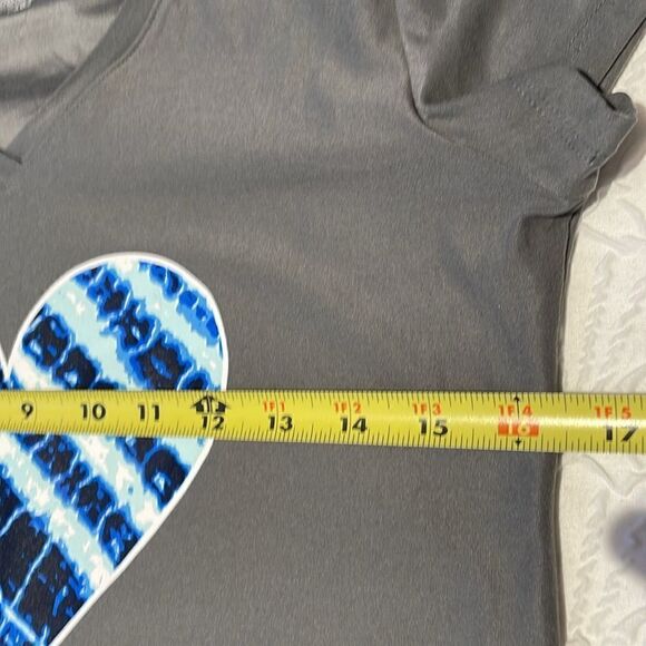No Boundaries women's M(7-9) t-shirt gray "Heart" on front v-neck short sleeve - Picture 11 of 11